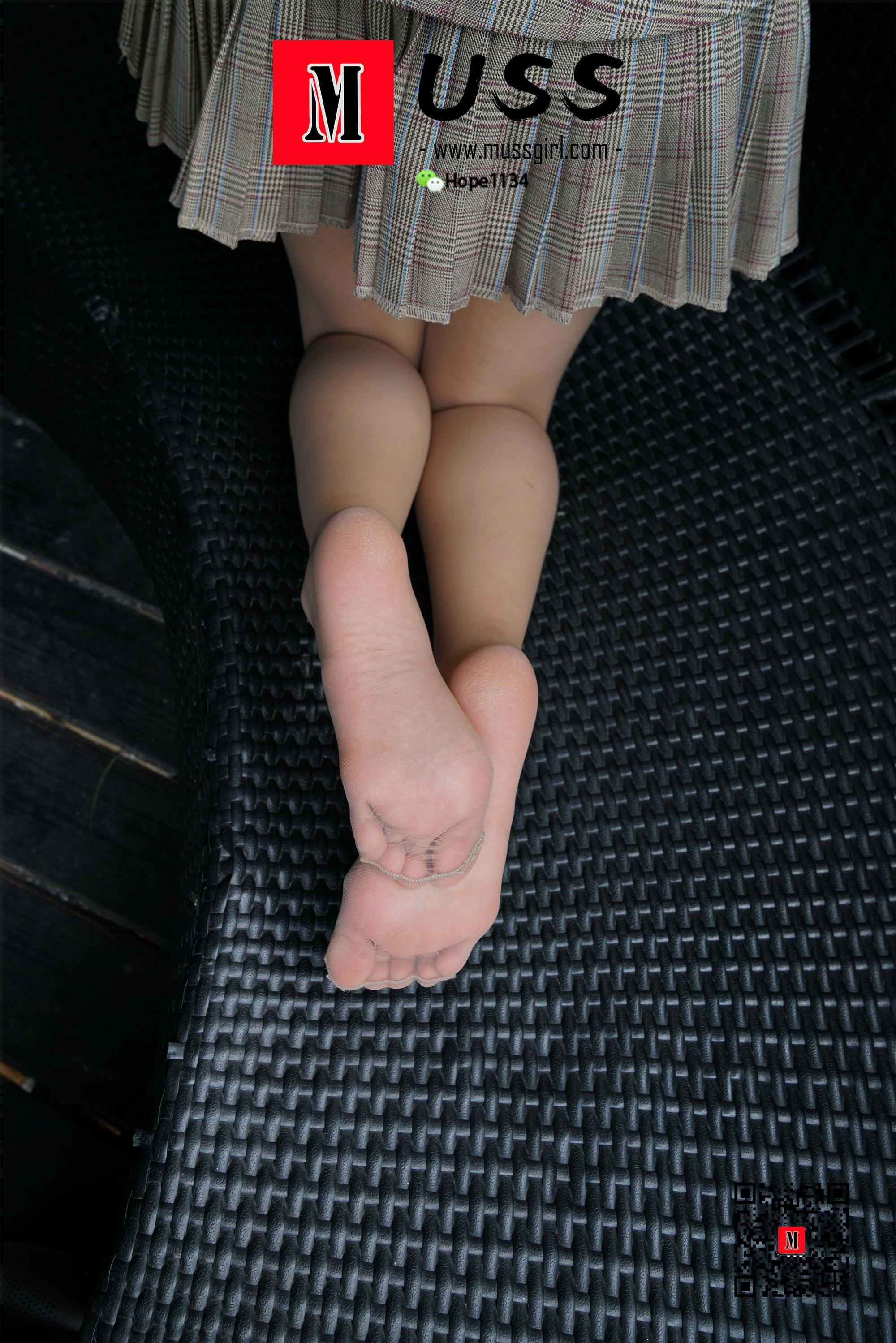 MussGirl慕丝女郎  NO.008 拍过模特的美足，那化妆师璐璐的呢？